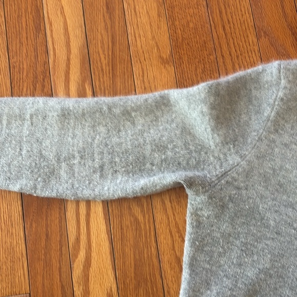 Sarah Spencer light gray v neck  fitted sweater - Picture 7 of 9